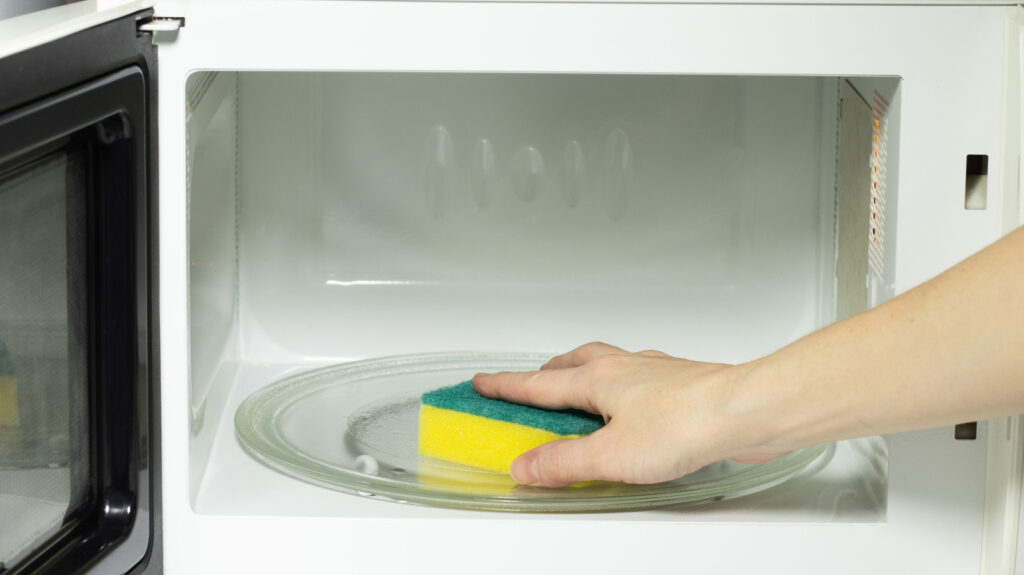 Vous ne nettoyez probablement pas votre micro-ondes assez souvent