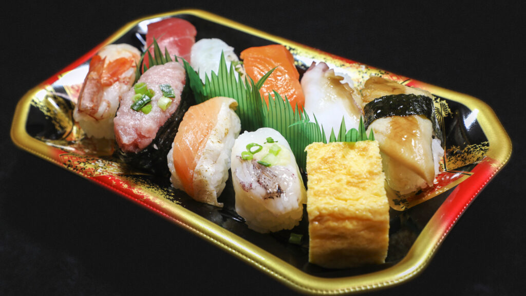 Pourquoi y a-t-il de l'herbe en plastique dans des sushis, de toute façon?