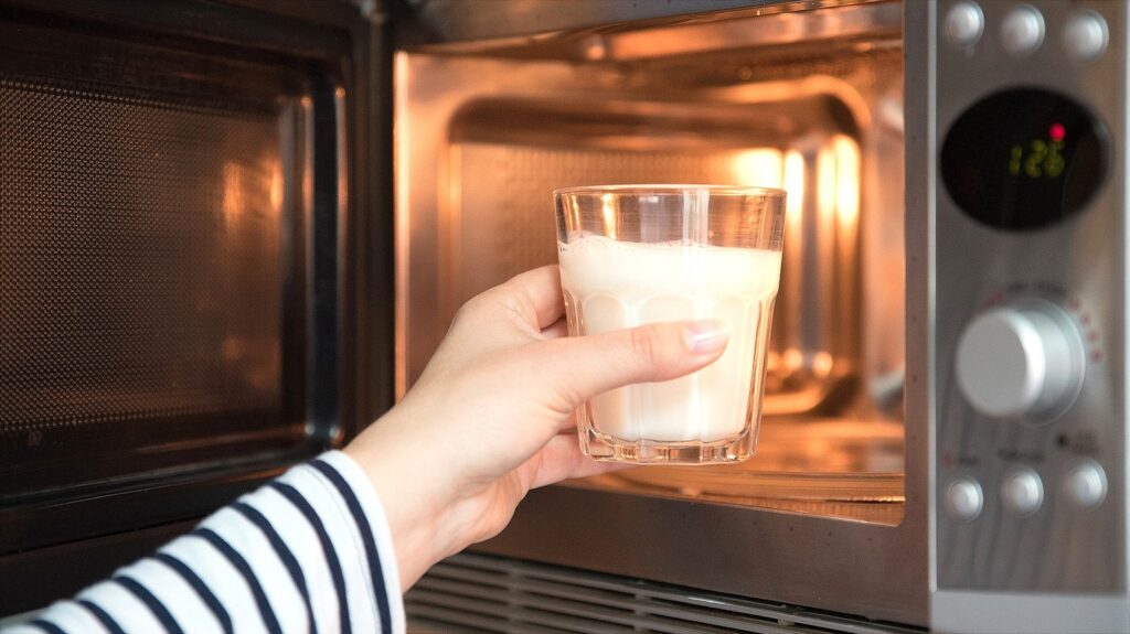 Le hack génie pour le lait brûlant dans le désordre micro-ondes sans désordre