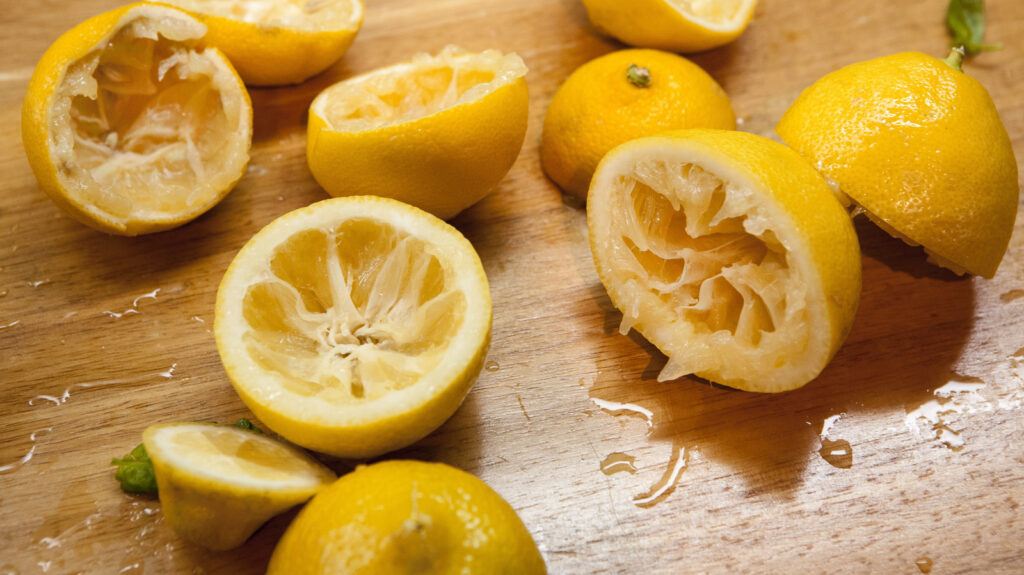 Les pelures de citron peuvent-ils réellement nettoyer votre élimination des ordures?