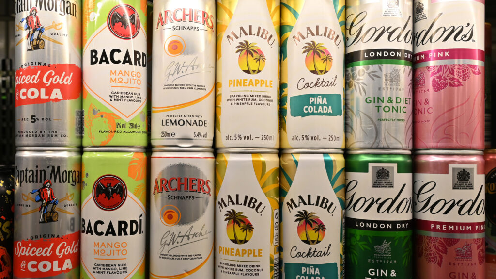 Cocktails en conserve contre Seltzer dur: Quelle est la différence?