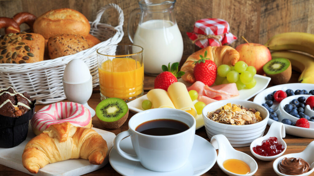 La différence entre un petit-déjeuner anglais américain et plein anglais