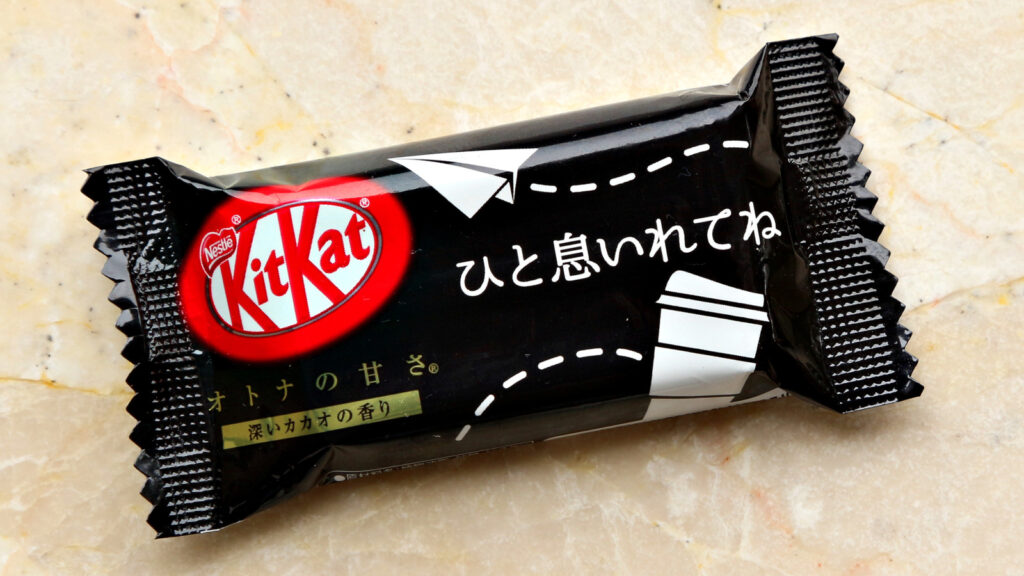 Pourquoi les kitkats au chocolat noir japonais sont commercialisés envers les adultes