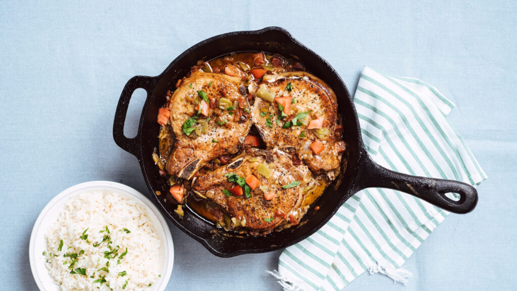 La meilleure façon de cuisiner vos côtelettes de porc est avec une fidèle poêle en fonte