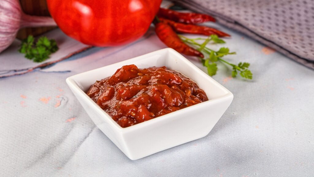 Mélanger la salsa et le ketchup pour une trempette à amener à la saveur et à la saveur