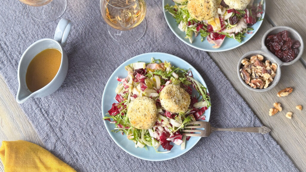 Recette de salade de fromage de chèvre pané et cuite au four