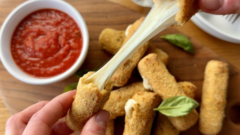 Notre recette de bâtons de mozzarella maison est sérieusement digne d'une fête