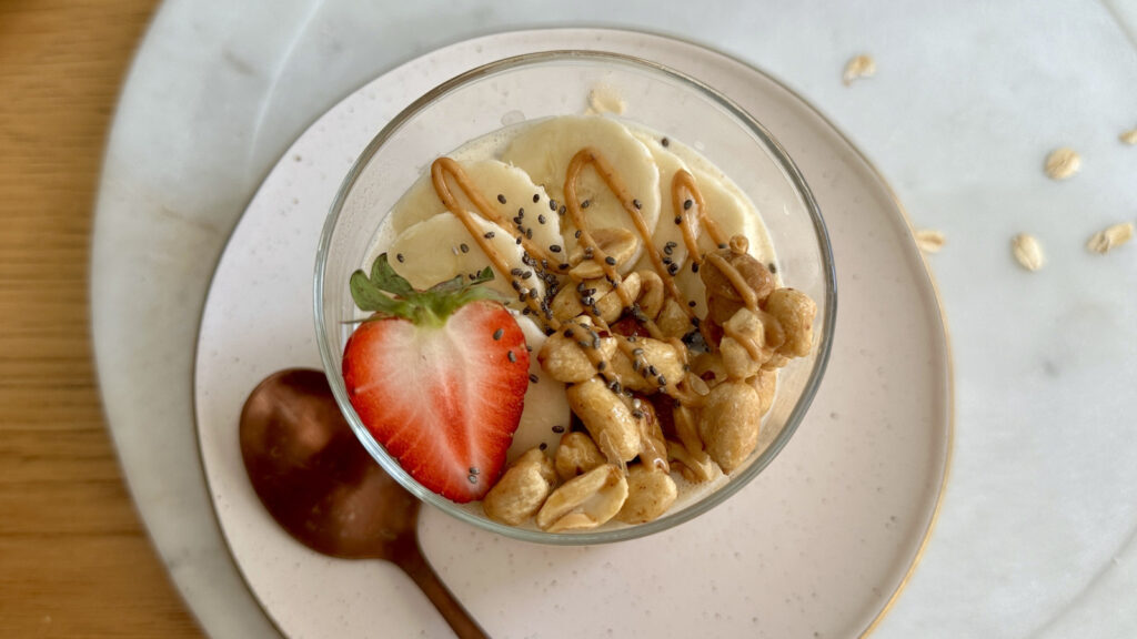 Le beurre d'arachide, l'avoine de nuit sera bientôt votre recette de petit-déjeuner de choix