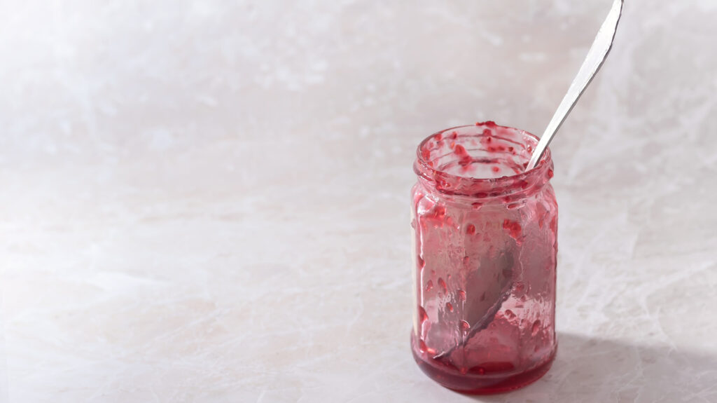 Ne jetez pas ce pot vide de confiture! Utilisez-le pour adoucir votre latte à la place