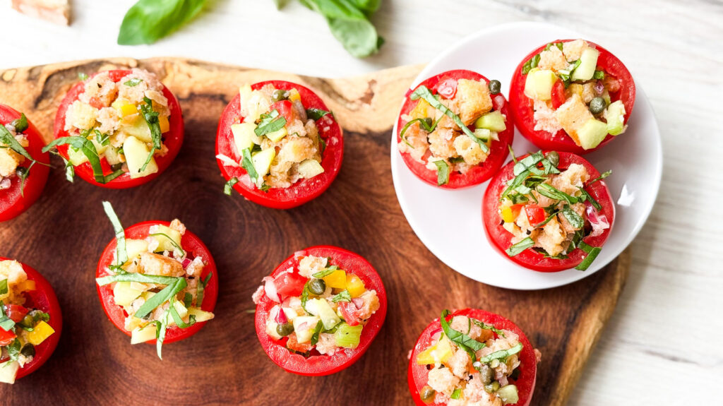 Recette de tomates farcies de panzanella de la taille d'une bouchée