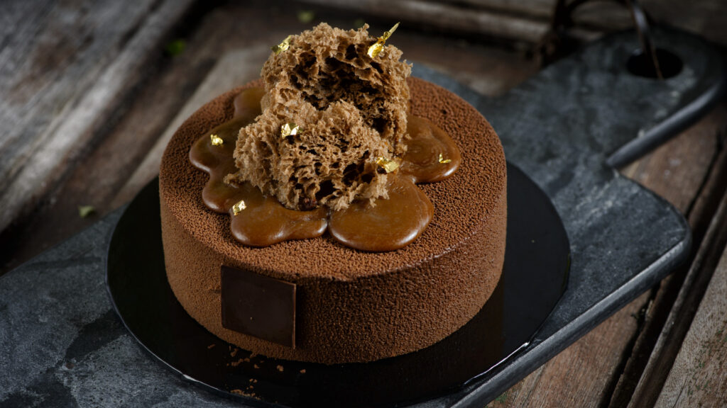 Un bol de glace est la clé de décorations de gâteaux simples et uniques