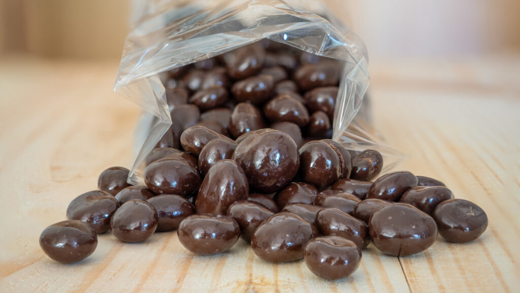 Combien de grains d'espresso enrobé de chocolat noir faut-il pour égaler la caféine dans une tasse de café?