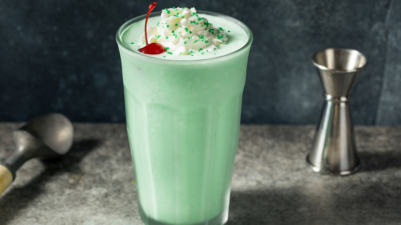 Shamrock inspiré dans un verre