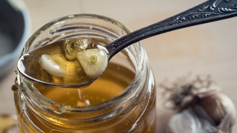 pot ouvert de miel d'ail fermenté