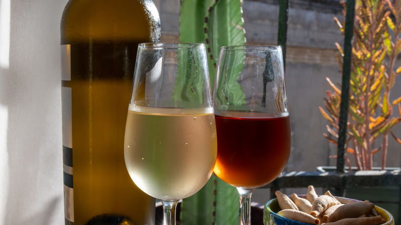 Verres de deux types de sherry
