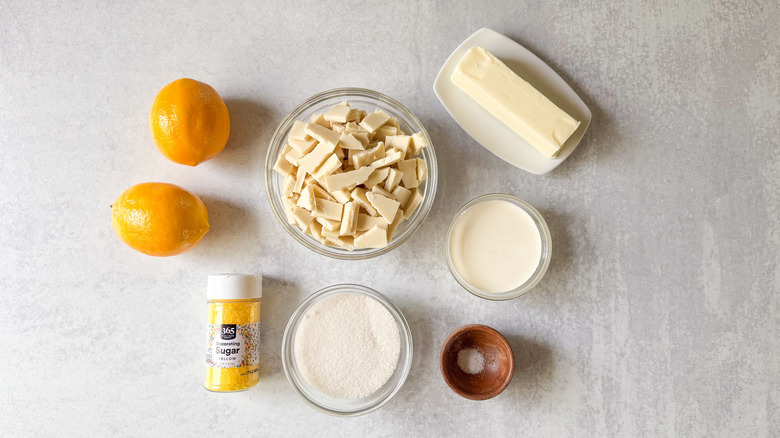 Ingrédients de truffes au citron sucré et simple sur la planche à découper