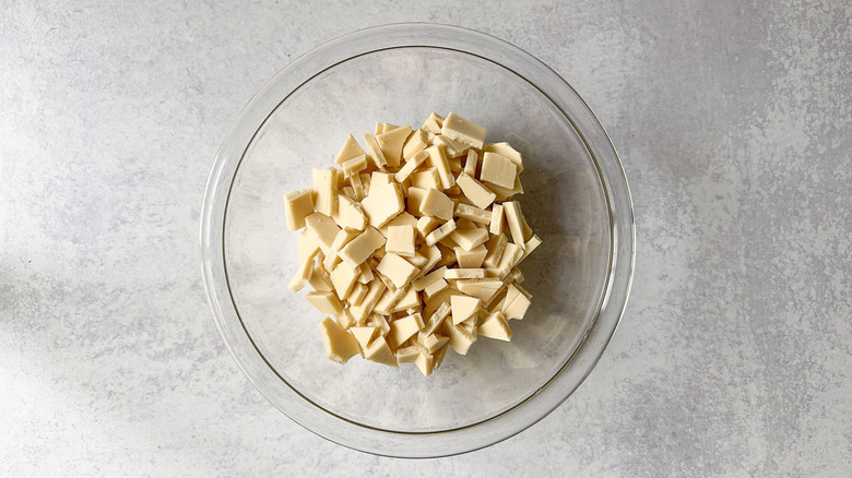 Chocolat blanc haché dans un bol en verre