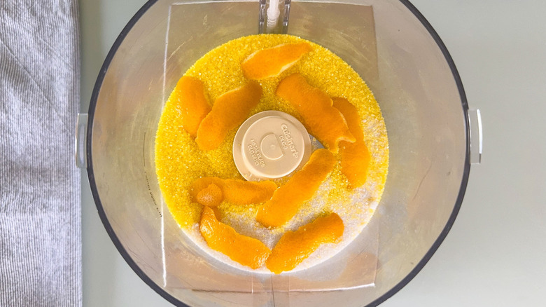 Méyer au citron zeste, sucre granulé et sucre de ponçage jaune dans le bol du robot culinaire