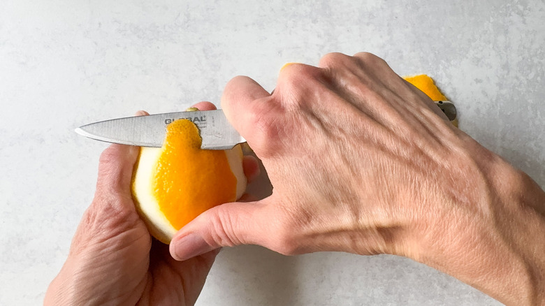 Retirer le zeste extérieur du citron Meyer avec un couteau à parentalité