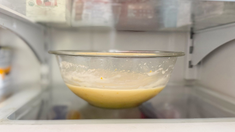Chocolat blanc et ganache au citron Meyer Chilling dans un bol en verre au réfrigérateur