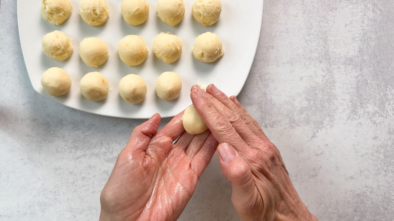 Rolling White Chocolate Meyer Lemon Ganache en balles