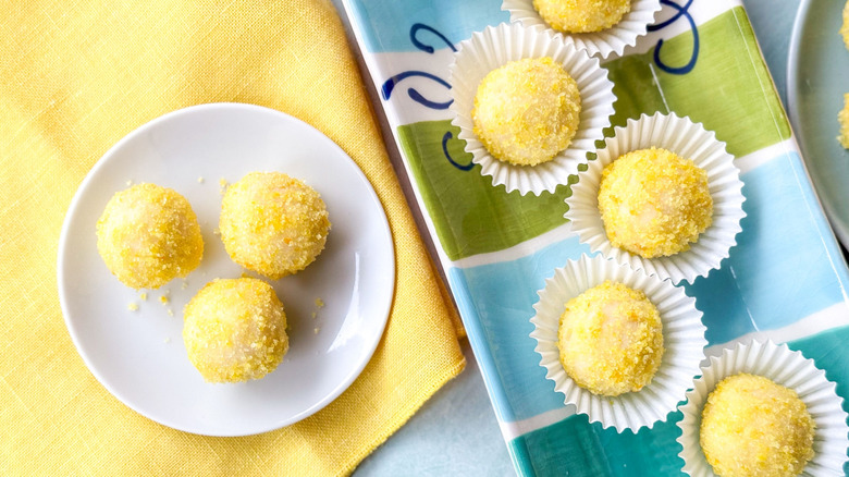 Truffes de citron sucrées et simples sur le plateau de service dans des douilles en papier