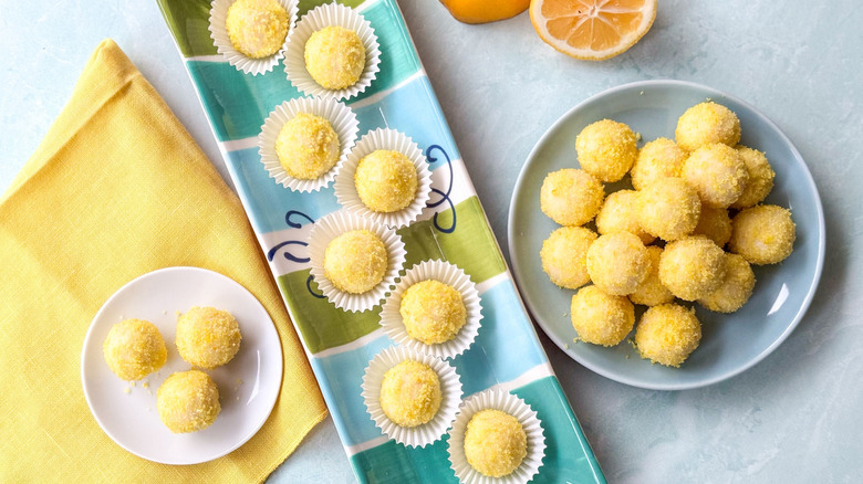 Truffles de citron doux et simples sur le plateau et les assiettes de service