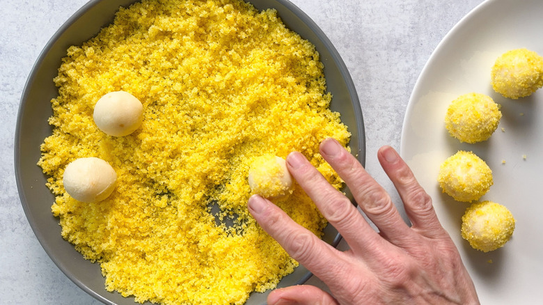 Chocolatement blanc roulant MEYER TRUFFLES CHEMON dans du sucre de citron dans un bol