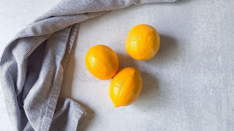 Meyer citrons sur le comptoir avec un torchon