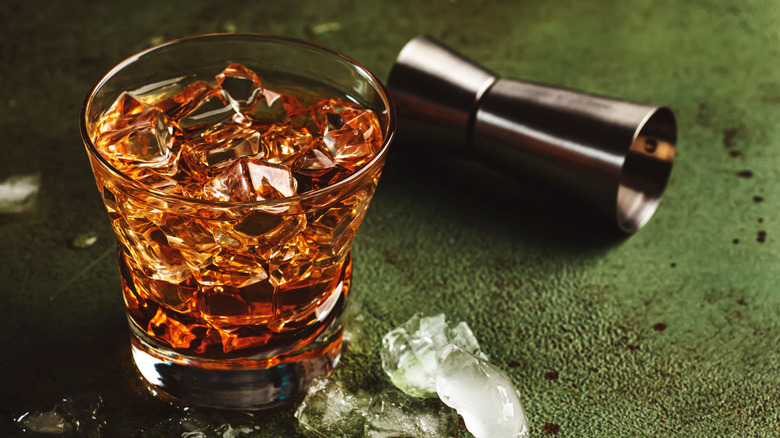 Gros plan du cocktail parrain avec de la glace renversée