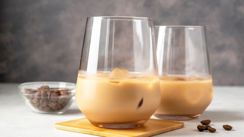 Deux verres de liqueur à la crème avec de la glace