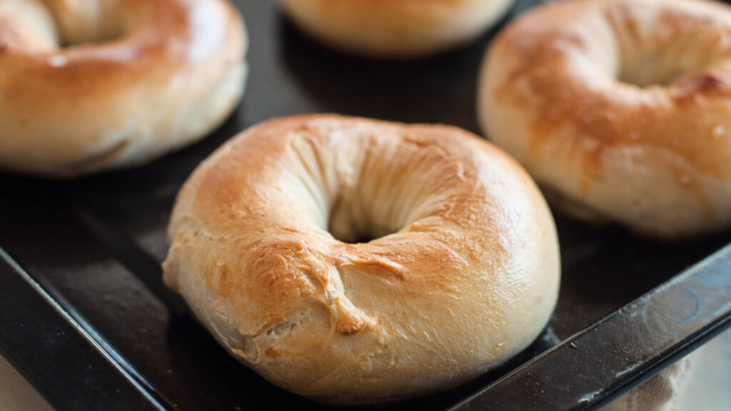 L'astuce d'ébullition de la vieille école qui donne aux bagels leur brillance signature