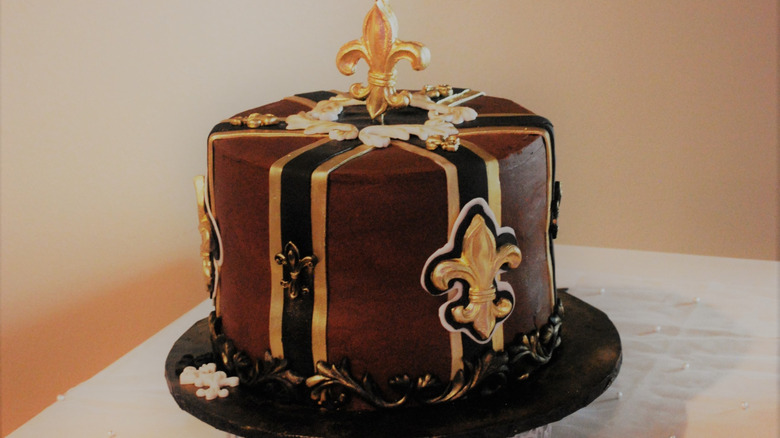 Le gâteau du marié sur le thème des saints de la Nouvelle-Orléans