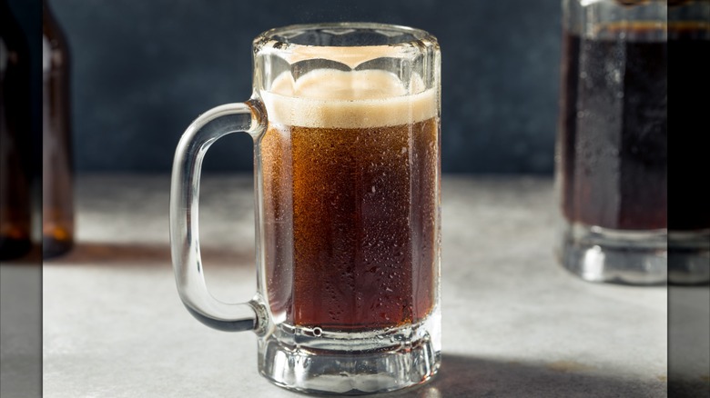 Une tasse de bière de racine