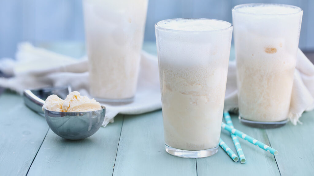Les meilleures liqueurs à ajouter à un flotteur de soda au gingembre pour une mise à niveau arrosée