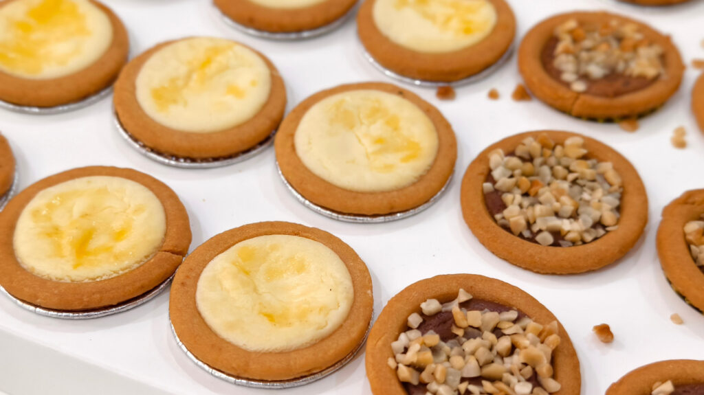 Une tarte au fromage parfaitement cuite est tout au sujet de la croûte