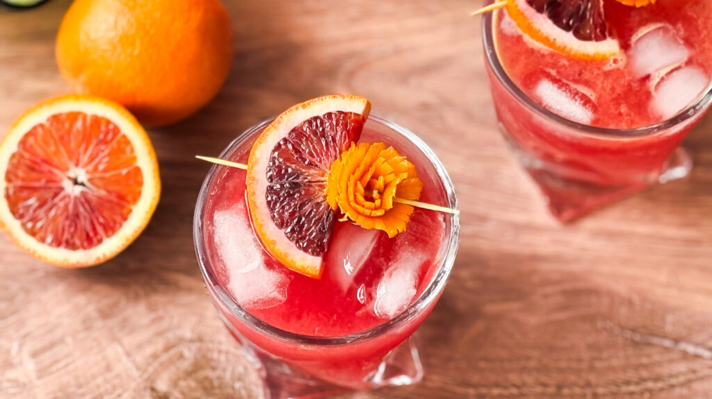 Notre recette de cocktails Blood Orange Crush est fruitée et amusante