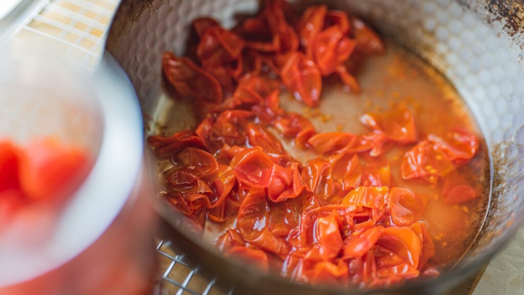 Le sirop simple de tomate est l'ajout d'été dont vos cocktails ont besoin