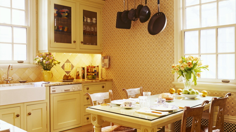 Cuisine vintage jaune chaude