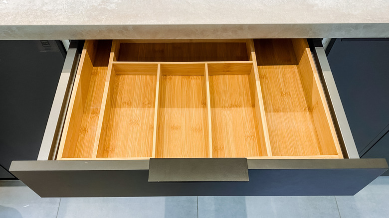 Dessin de cuisine ouverte montrant un plateau d'argenterie vide et bambou