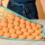 Le piratage ridiculement simple qui vous aide à organiser tous ces tapis de cuisson de silicone glissants