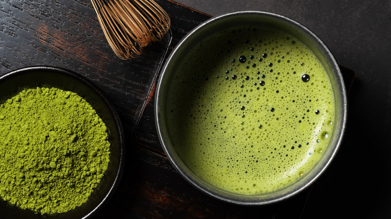 Thé matcha avec de la poudre et fouetter