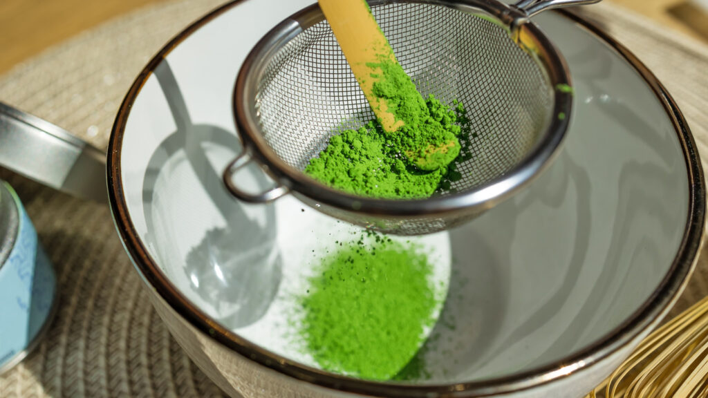 L'erreur qui fait de votre matcha un gâchis grumeleux