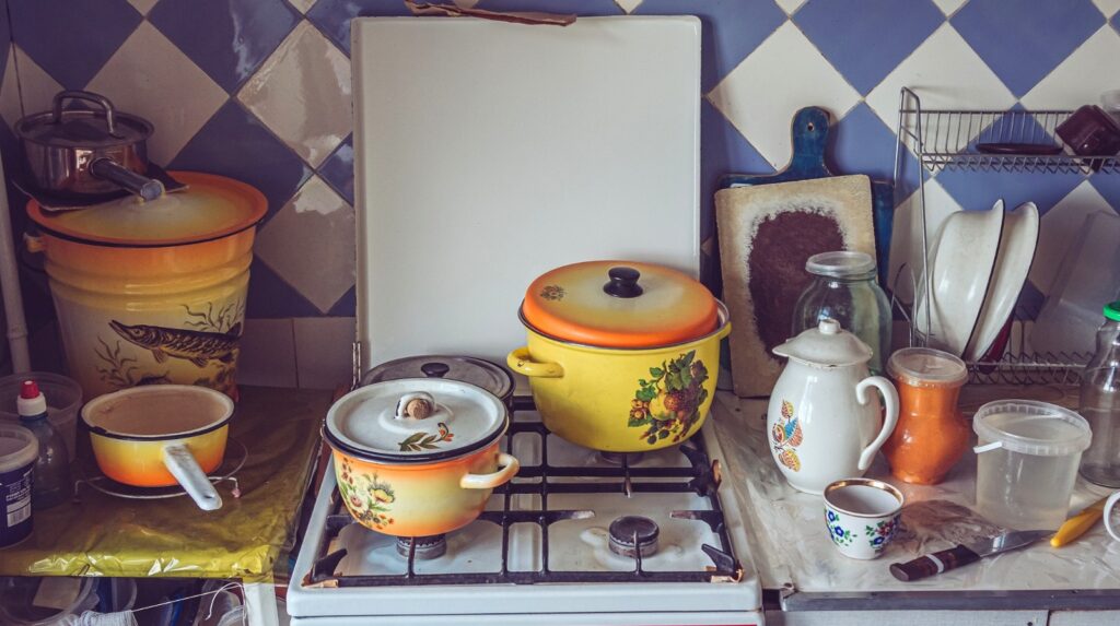 Le coin cuisine qui accumule le plus d'encombrement (et pourquoi il doit s'arrêter)