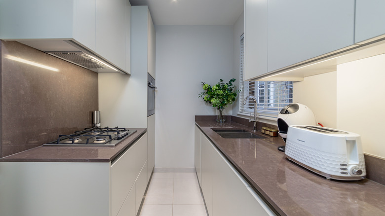 Une cuisine de la cuisine avec un éclairage d'accent.