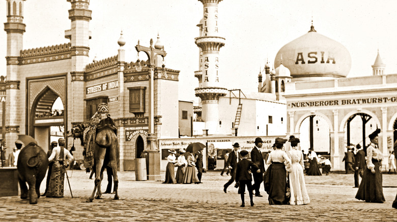 Les touristes marchant dans l'exposition asiatique à la foire mondiale de 1904