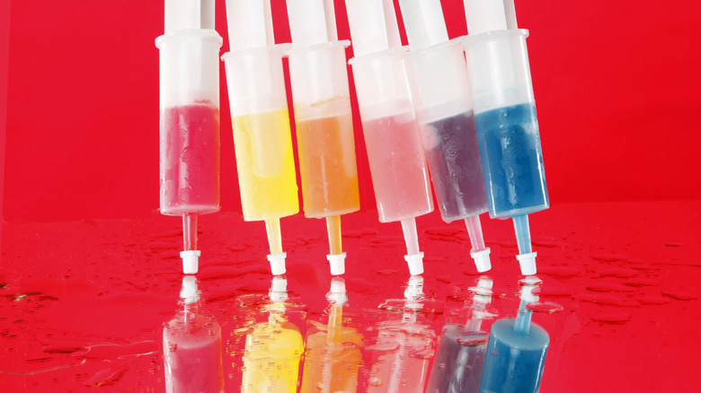 Une rangée de coups de jell-o dans les seringues