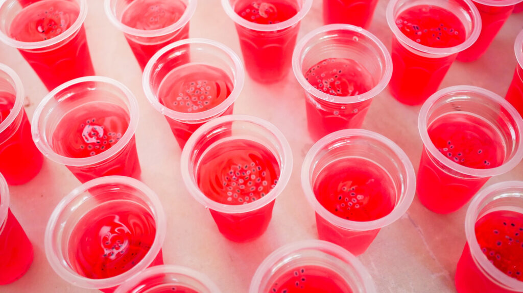 Évitez une catastrophe collante tout en versant des coups de jell-o avec un outil de cuisine