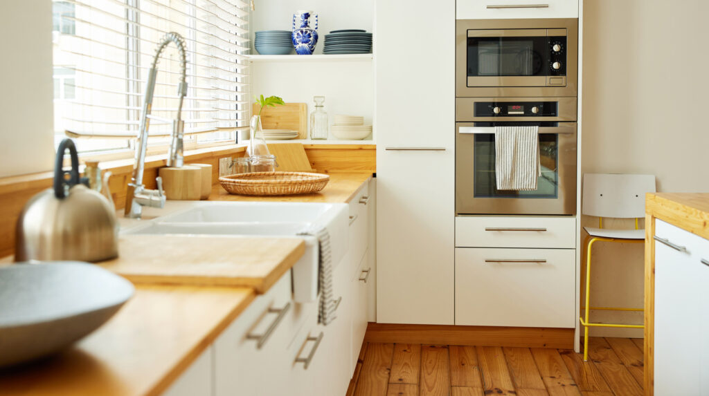 Qu'est-ce qu'un tiroir à pied d'orteil? (Et pourquoi votre cuisine pourrait en avoir besoin)