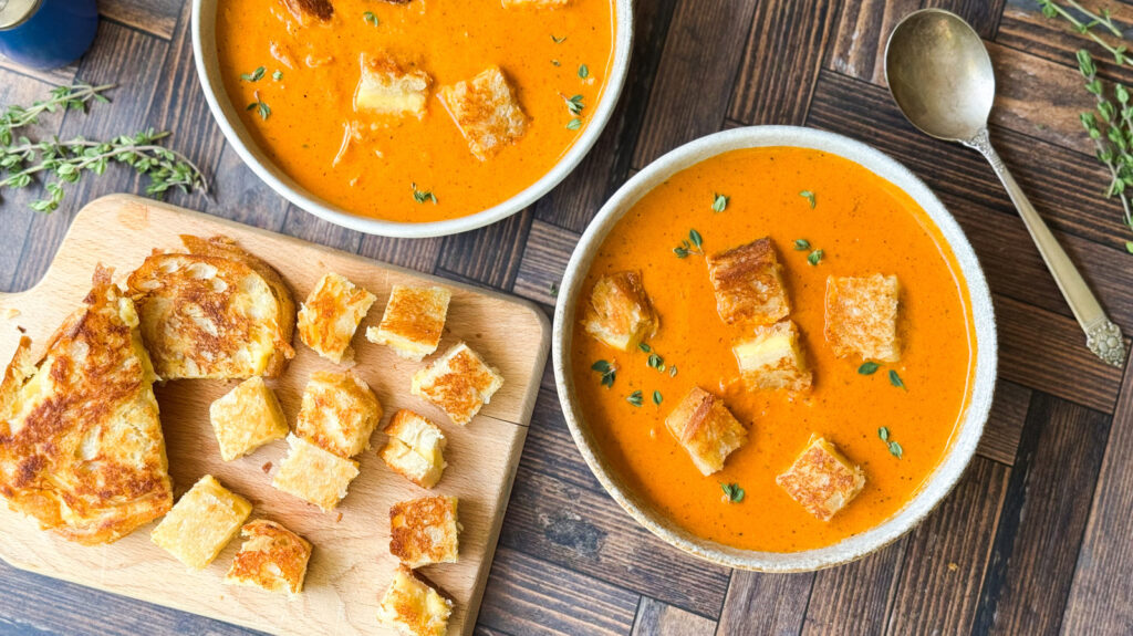 Notre recette de bisque de tomate de poulet est riche et fumée